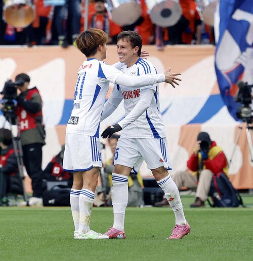 新潟マテウス･モラエス(右)(2025年12月撮影)