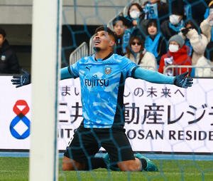 川崎対柏　前半、2点目のゴールを決め喜ぶ川崎エリソン(撮影･野上伸悟)