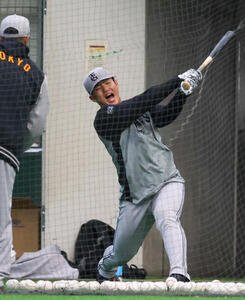 巨人阿部監督(左)の股割りノックをし、声を上げる石塚(撮影･増田悦実)