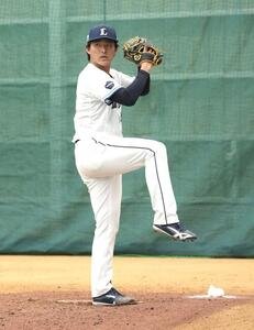 ブルペンで投球練習をする西武平口(撮影･小島史椰)