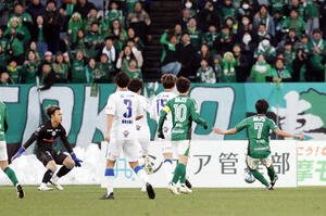 東京V対水戸　後半、｣ゴールを決める東京V松橋(右)(撮影･山本朝陽)