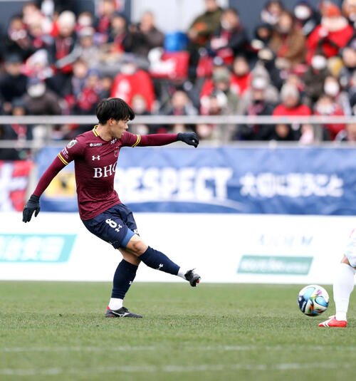 いわき対札幌　前半、パスを出すいわき柴田(撮影･木村有優)