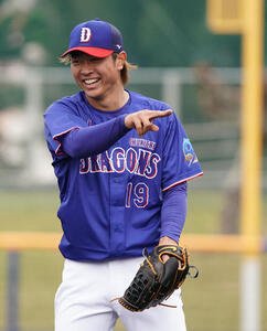 シート打撃練習に登板する合間に明るい表情を見せる高橋宏(撮影･森本幸一)