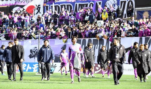 藤枝対岐阜　グラウンドを引き揚げる藤枝槙野監督(左手前)と選手ら