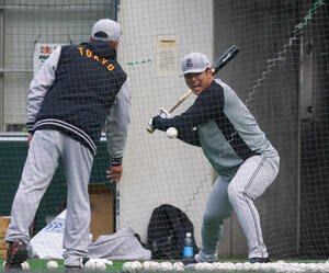 巨人阿部監督(左)の股割りノックをし、声を上げる石塚(撮影･増田悦実)