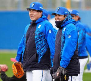 野球教室で笑顔のDeNA山崎(右)と伊勢(撮影･鈴木みどり)