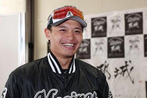 囲み取材で笑顔を見せるロッテ毛利(撮影･宮地輝)