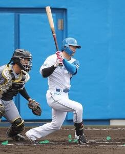 日本ハム対阪神　6回裏日本ハム無死一塁、右前打を放つ西川(撮影･黒川智章)