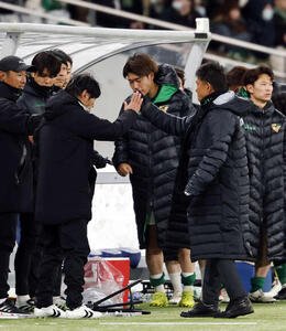 東京V対水戸　水戸に勝利し、コーチ陣とハイタッチをする東京V城福監督(右)(撮影･山本朝陽)