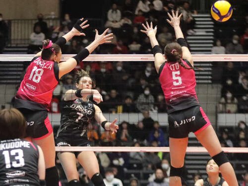 デンソー対姫路　スパイクを放つデンソーOPロザマリア(奥)(撮影･高橋香奈)