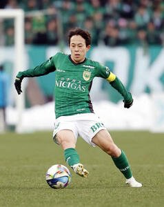 東京V対水戸　前半、パスを出す東京V森田(撮影･山本朝陽)