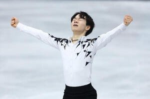 団体男子SPの演技を終え、ガッツポーズする鍵山(撮影･前田充)