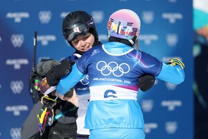 スノーボード女子パラレル大回転、準々決勝で敗れた三木つばき(左)=関田航撮影