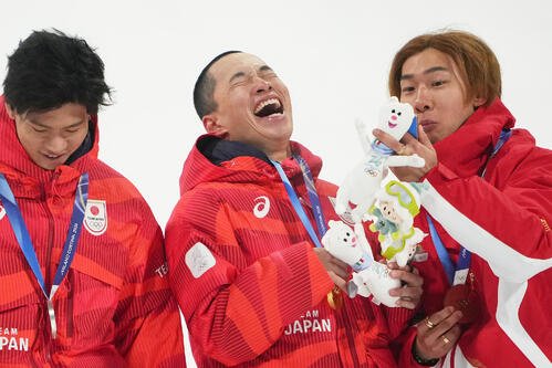 スノーボード男子ビッグエアで金メダルを獲得した木村葵来(中央)は銅メダルの中国スー･イーミン(右)の自撮りに大笑いする。左は銀メダルの木俣椋真(AP)