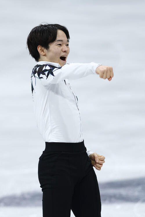 団体男子SPの演技を終え、日本チームに向かってガッツポーズする鍵山(撮影･前田充)