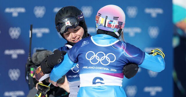 スノーボード女子パラレル大回転、準々決勝で敗れた三木つばき(左)＝いずれも関田航撮影