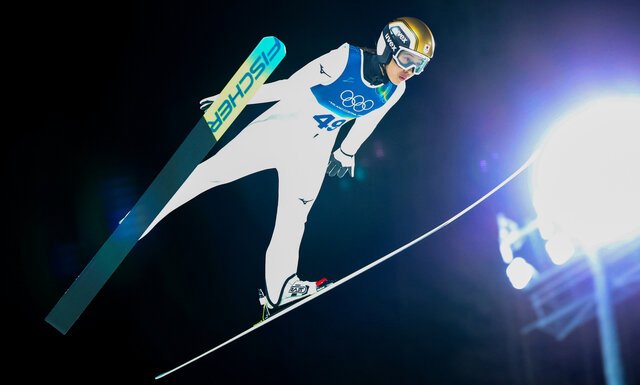 スキージャンプ女子個人ノーマルヒルで、1回目のジャンプをする丸山希＝いずれも小林一茂撮影