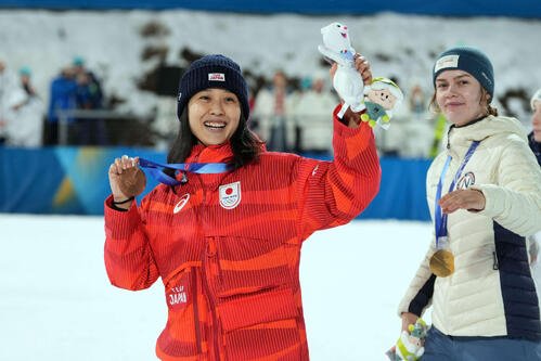 銅メダルを手に笑顔を見せる丸山希(撮影･パオロ　ヌッチ)
