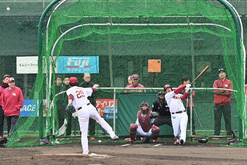 ライブBPで安打性の打球を放つ楽天浅村。投手田中千(撮影･滝沢徹郎)