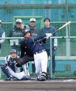 ライブBPで柵越えを放つヤクルト松下(撮影･鈴木正人)　