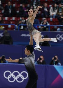 団体女子フリーで演技する三浦、木原組(撮影･前田充)