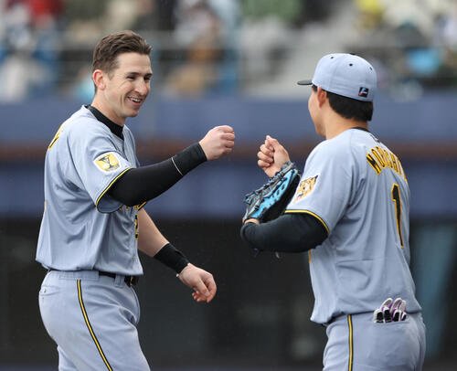 1回表に中前打を放った阪神ディベイニー(左)は森下の祝福に笑顔を見せる(撮影･上山淳一)