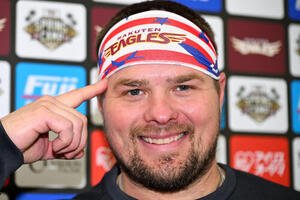 バンダナを指さす楽天ボイト(撮影･滝沢徹郎)