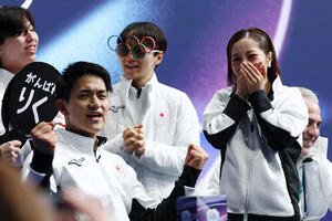 得点を確認し、喜ぶ三浦(右)、木原組ら(撮影･前田充)