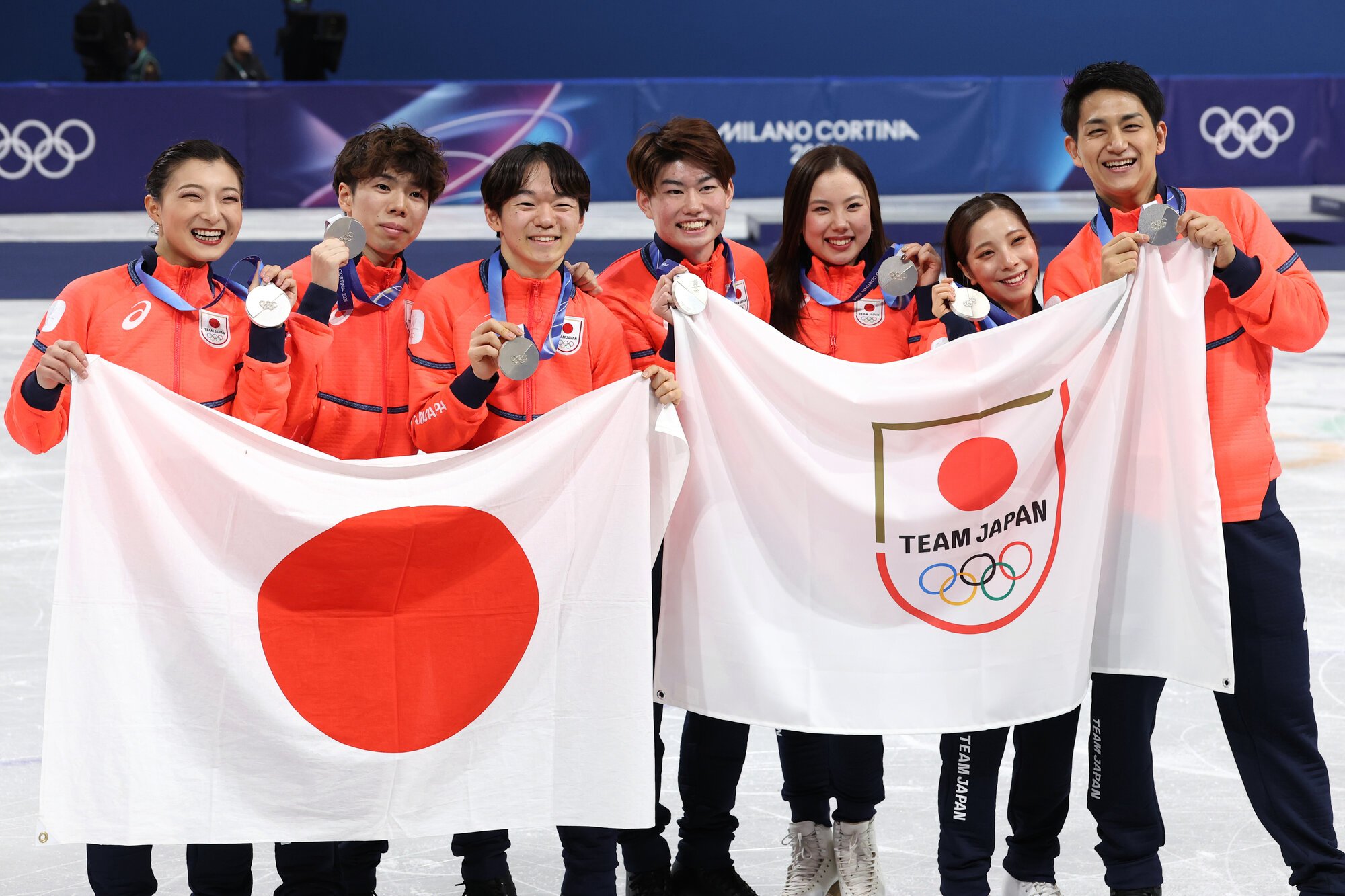 フィギュア団体戦で銀メダルを獲得した日本チーム。左から坂本花織、佐藤駿、鍵山優真、森田真沙也、吉田唄菜、三浦璃来、木原龍一=西岡臣撮影