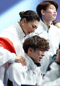 団体で銀メダルを獲得し、涙する坂本(左)と佐藤(撮影･前田充)