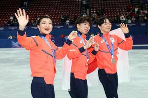 団体で銀メダルを獲得し笑顔で手を振る、左から坂本、佐藤、鍵山(撮影･前田充)