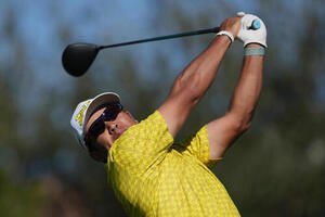 最終ラウンドの2番でティーショットを放つ松山英樹(AP)