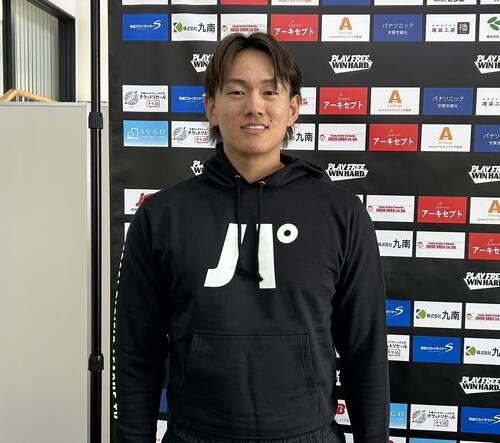 パ･リーグTVからプレゼントされたパーカを着用する山本(撮影･星夏穂)