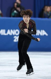 団体男子フリーの演技を終えガッツポーズする佐藤(撮影･前田充)