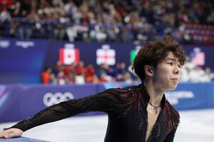 フィギュア団体の男子フリーで演技に臨む佐藤駿=西岡臣撮影