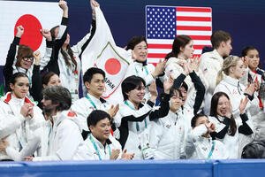 団体男子フリーで演技する佐藤に声援を送った日本の選手たち。手前右から2人目は号泣する坂本(撮影･前田充)