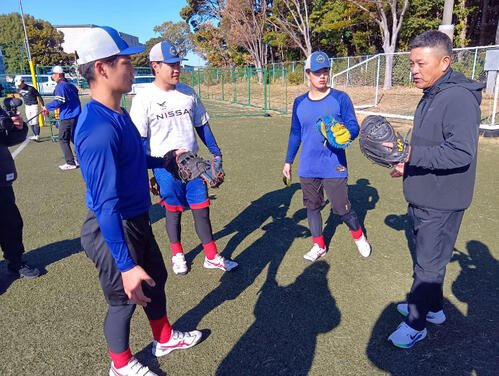 谷繁氏が捕手陣にキャッチング、スローイングを指導