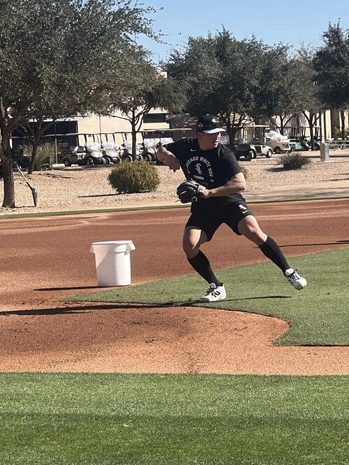 キャンプ地入りした村上は、早速、三塁の位置で守備練習。