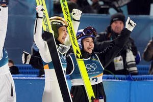 女子個人ノーマルヒル決勝で銅メダルを獲得しポーズを決める丸山。右は高梨(撮影･パオロ　ヌッチ)