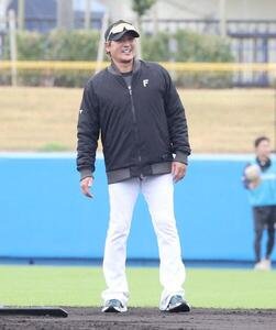 練習を笑顔で見つめる日本ハム新庄監督(26年2月6日撮影)