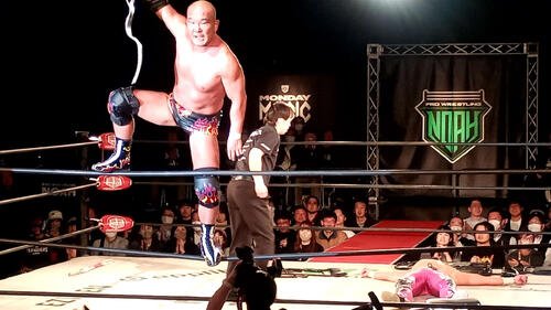 GHCハードコア王座に返り咲いた田中将斗はロープに上って雄たけびを上げた