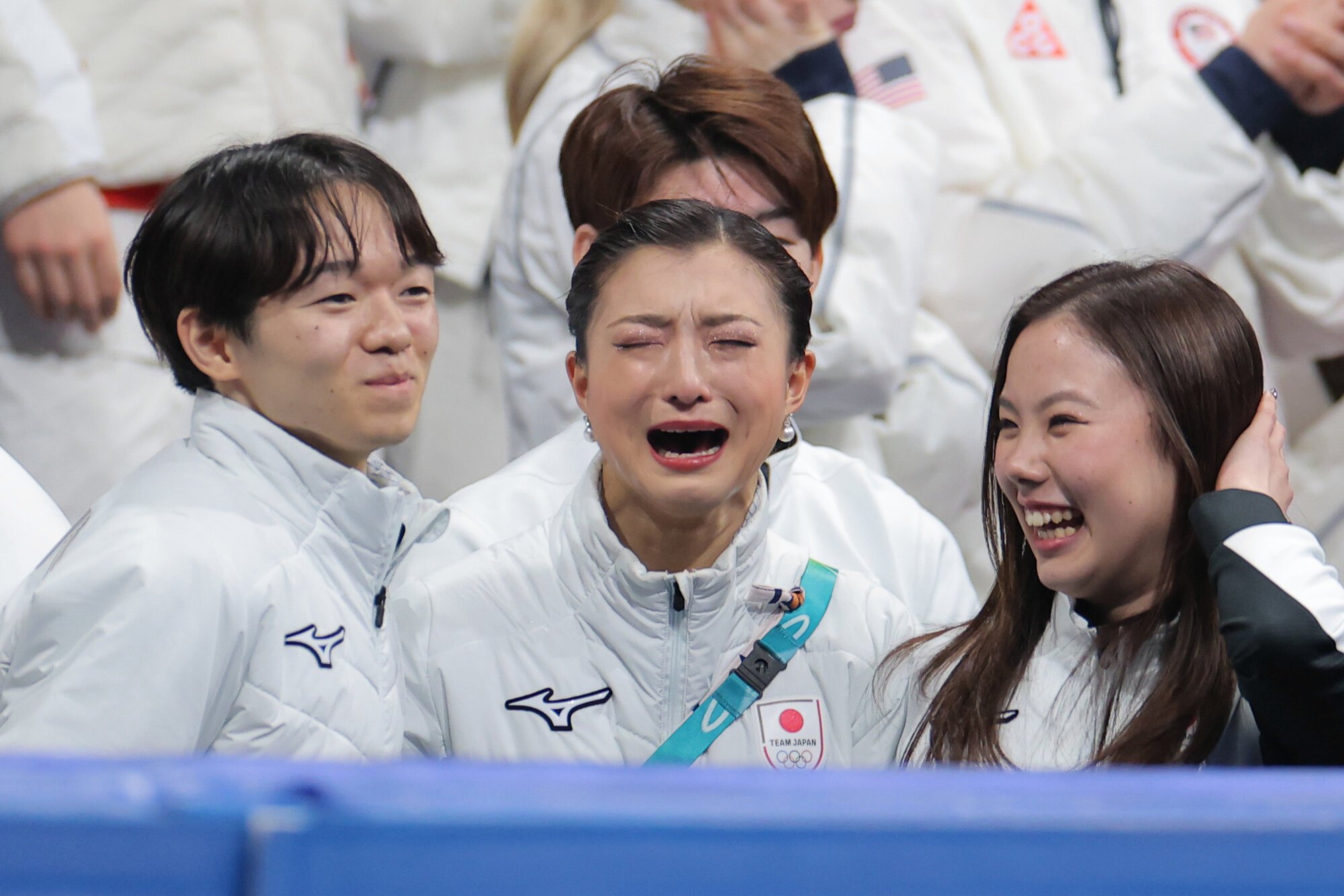 団体戦の男子フリーの佐藤駿の演技を見て涙ぐむ坂本花織(中央)=西岡臣撮影