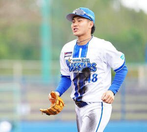 DeNA青白戦の3回表1死一塁、小針を二ゴロ併殺に仕留め、笑顔でベンチへ戻る二塁手成瀬(撮影･鈴木みどり)