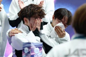 団体で銀メダルを獲得し、涙する佐藤(左)と鍵山(撮影･前田充)