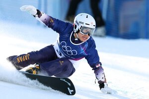 スノーボード男子パラレル大回転、予選1本目で滑走する斯波正樹＝関田航撮影