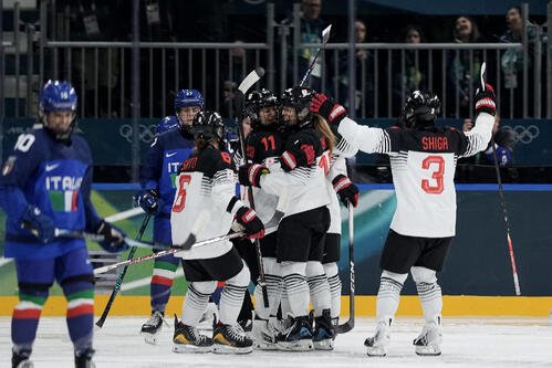 日本対イタリア　第2ピリオド、浮田がゴールを決め喜ぶ日本の選手たち(撮影･前田充)