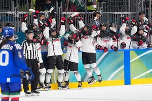 アイスホッケー　日本対イタリア　第3ピリオド、志賀紅音のゴールに沸く日本選手たち(AP)