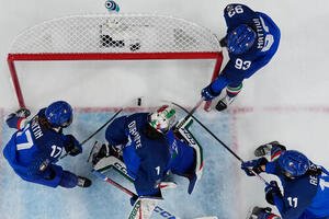 日本の志賀紅音が2点目を決める(AP)