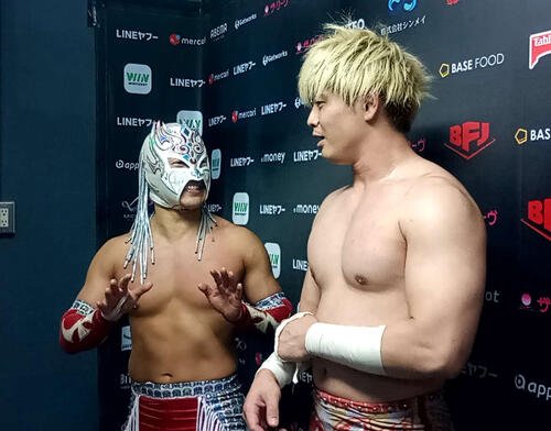 内藤哲也との対戦を希望し、アレハンドロ(左)から｢落ち着きましょう｣と言われる清宮海斗