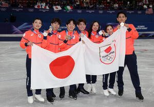 8日、フィギュアスケート団体で銀メダルを獲得した日本の選手たち